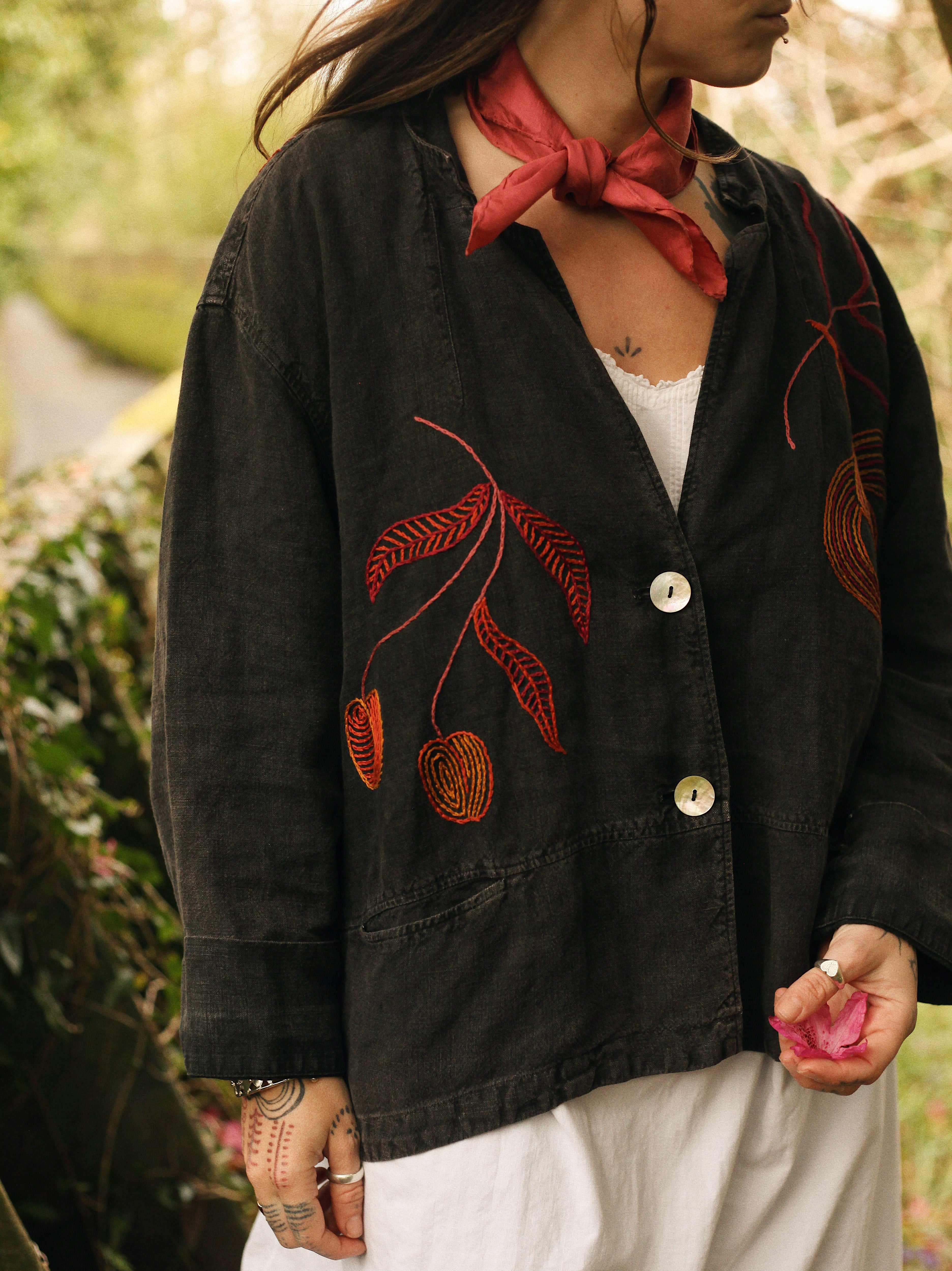 ジャケット・アウター UND SCALLOPE EMBROIDERY OVERSIZE SHIRT Hand Embroidered Linen Jacket/ Over shirt – Madeleine Illustration